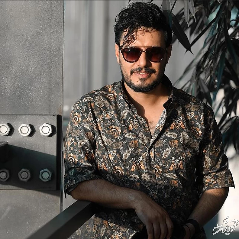 جواد عزتی کنار بازیگران ممنوع التصویر